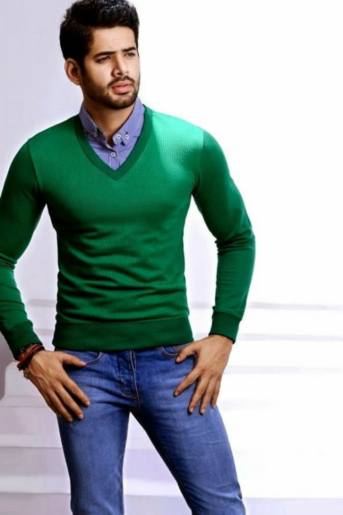 koda oblačenja praznični športni eleganten videz za moške modre jeans modre srajce zelena džemperka brada pričeska človek