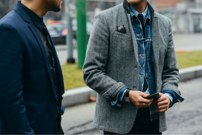 business casual se etter mann to menn forhandle med hverandre forretningsmann jeans blazer