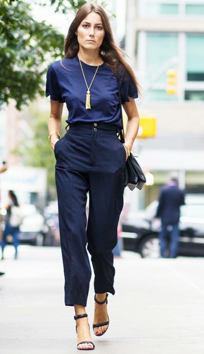 casual oblačila za delo ženske v modri obleki dolge zlate verige visoke pete čevlje