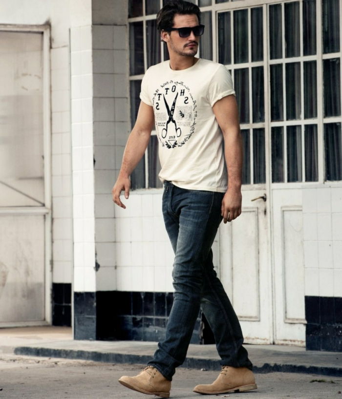 jeans clarks e t-shirt com óculos estão na moda e confortável de usar todos os dias