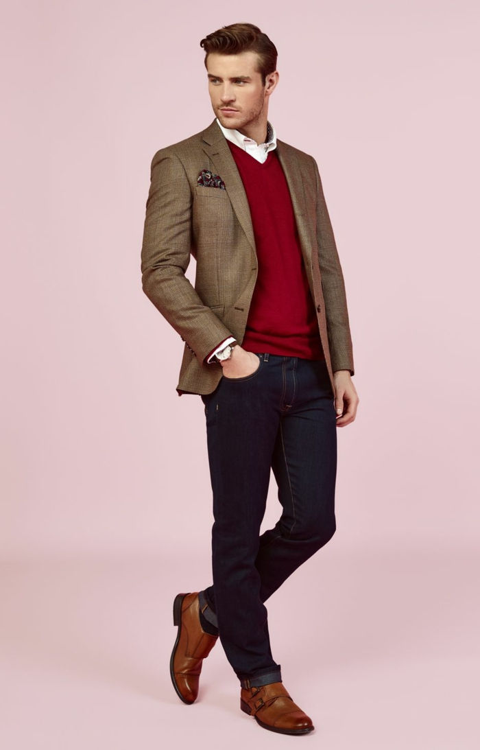 rosa fundo homem tendência marrom sapatos marrom blazer camisola vermelha relógio de pulso branco camisa
