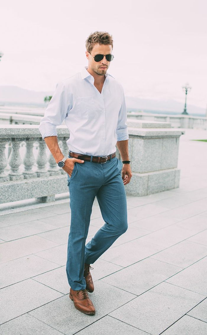 koda oblačenja casual chic ideje, da nosite človeške modre hlače belo srajco rjave pasove čevlje očala