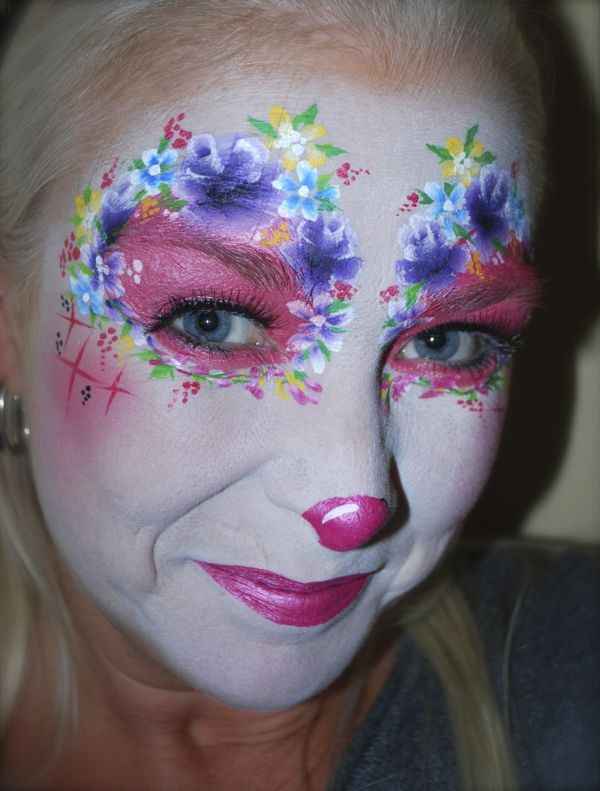 klovne ansiktsmaling - kvinne med blomster rundt øynene hennes - veldig kreativ sminke