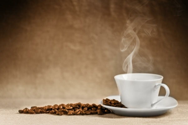 duftende-kaffe-i-en-hvit-cup