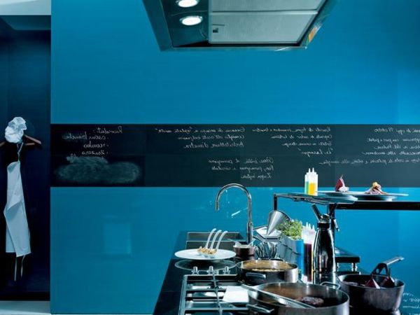 Dizajn kuhinje s stenami v temno modri barvi in ​​tablo v črni barvi