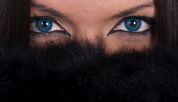 Krásna žena s modrými šošovkami pokrývajúcou jej tvár