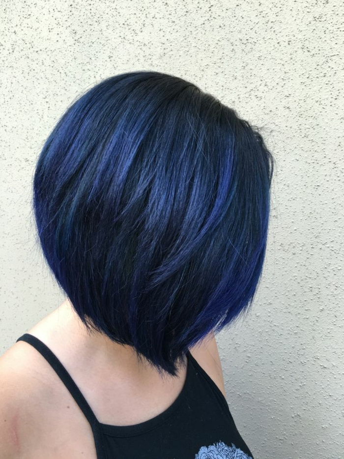 Cabelo azul escuro, penteado bob, pele clara, top preto, ideias legais para penteados femininos
