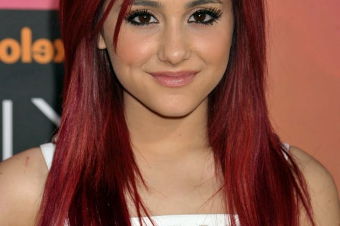 mørk rød-håret-Ariana-grande-med-fancy-frisyre
