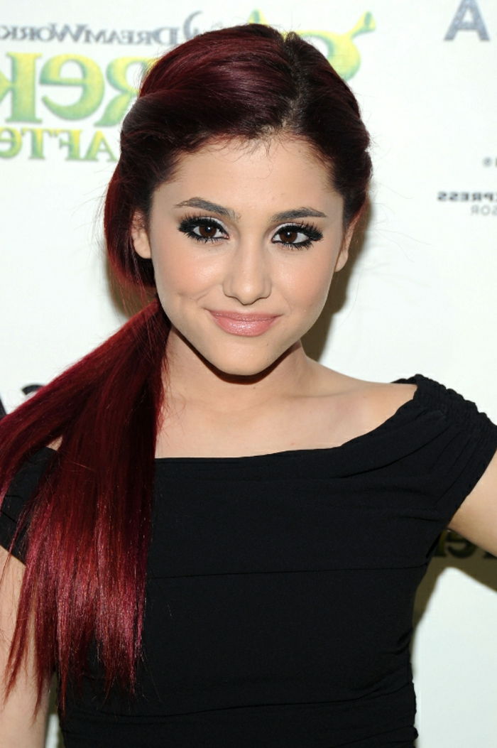 mørk rød-håret-Ariana-grande