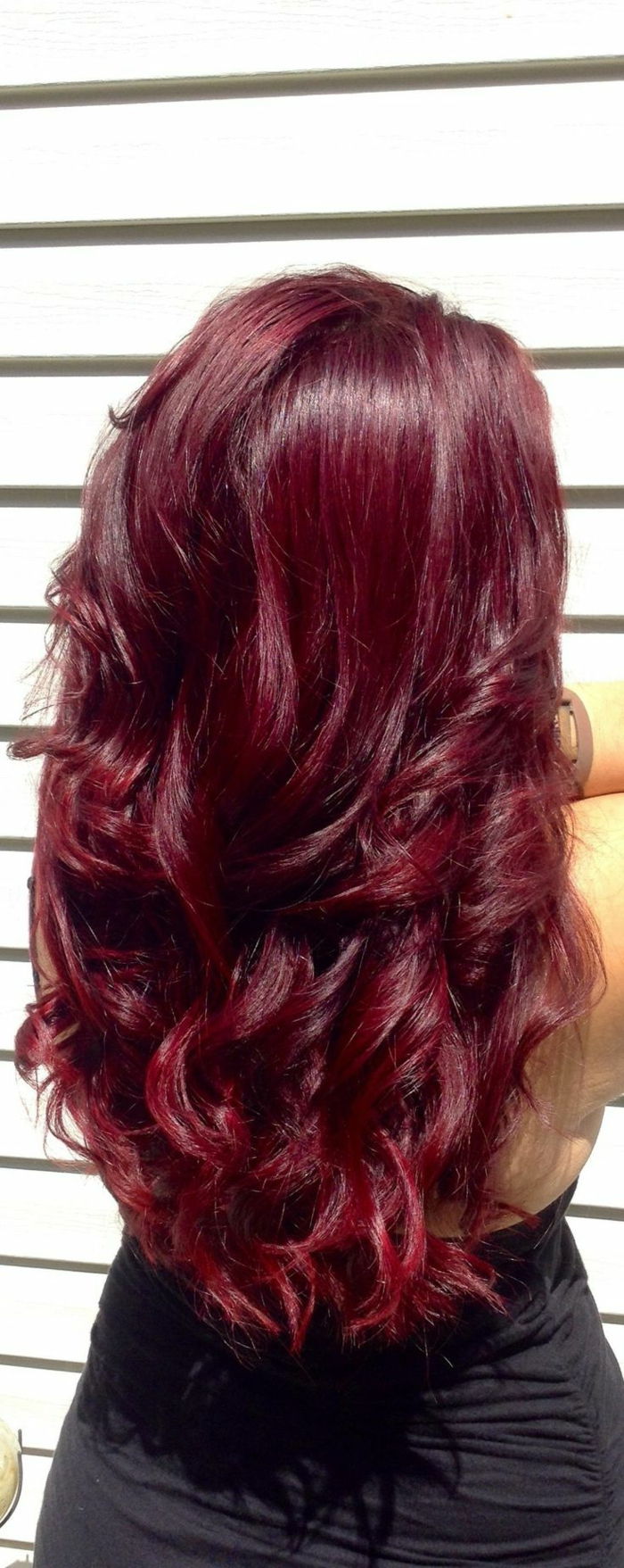 mørk rød-hår-bilde-av-back-tatt