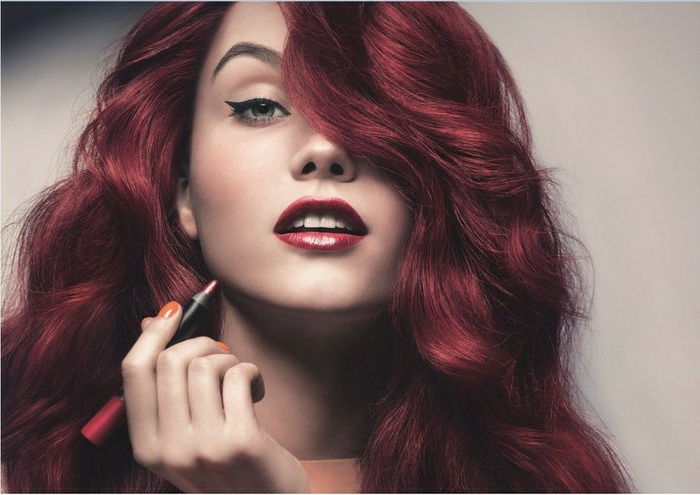 elegant stil, mørk rød hårfarge og leppestift, gjør den perfekte eyeliner