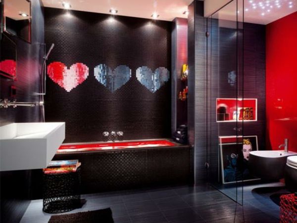 ciemna łazienka z trzema sercami na ścianie - kreatywne wyposażenie