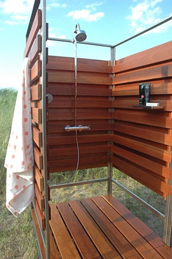 cabine de duche-de-madeira-para-fora-do-grama
