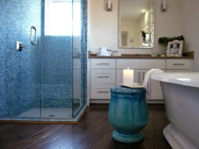 douche wall-of-glass-mooi-blauw-kleur-in-moderne badkamers