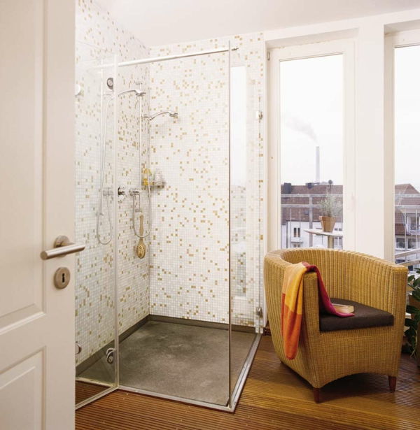 Dušo kabina mažame vonios kambaryje su foteliu - plytelėmis