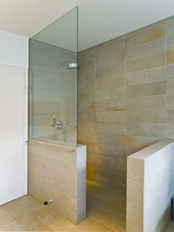 sprcha s vstavanou sklenenou stenou