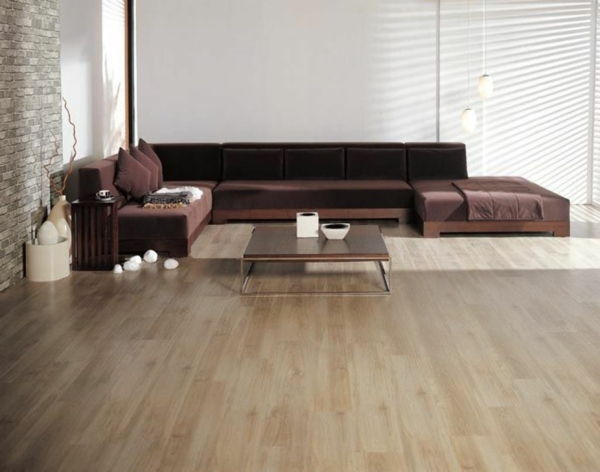 nowoczesna brązowa narożna kanapa w salonie
