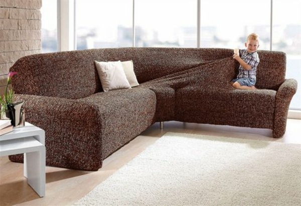 Narożnik-płaszcze-nowoczesny design-dwa rzucane poduszki i chłopak na kanapie