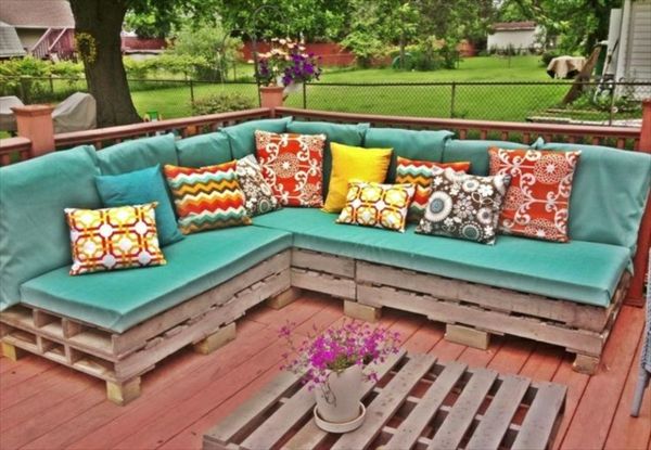 Kampiniai sofos paletės - daug spalvotų mesti pagalvių