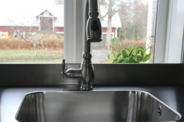 Nerūdijančio plieno stalviršio kriauklė - langas virtuvėje