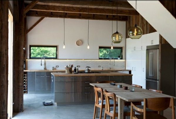 virtuvė-valgomasis-stalo-medžio-pakabukas-žiburiai-deko-idėjos - įdomus dizainas