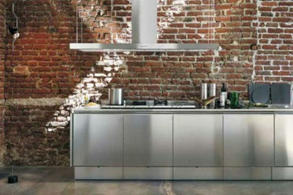 nerūdijančio plieno virtuvės plytų siena - įmontuota kriaukle