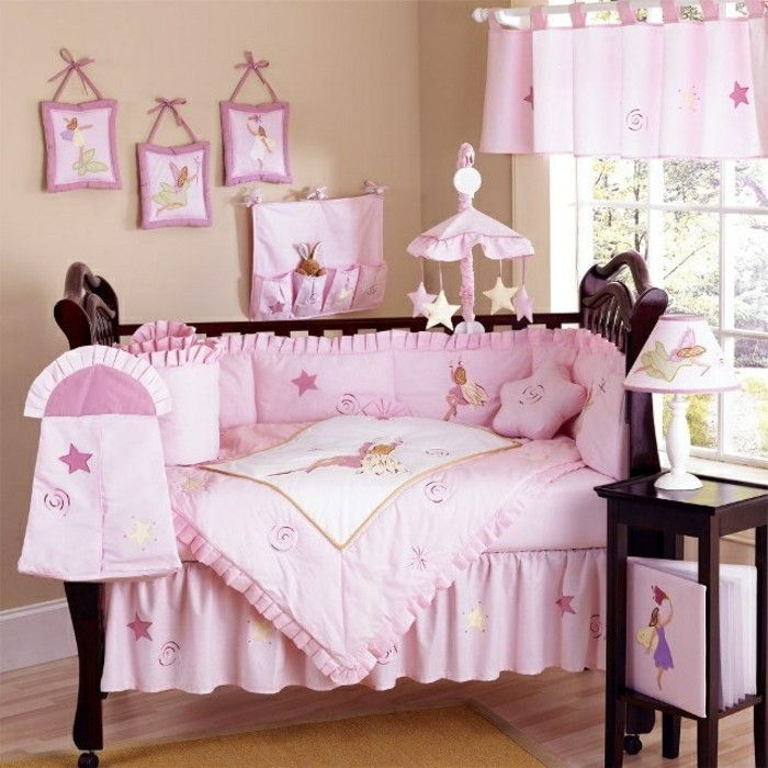 zanimiva otroška postelja z rožnato posteljnino - odličen dizajn