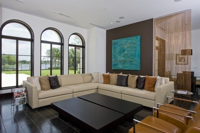 effektvollles vardagsrum-vackra-wohnideen-image-to-the-wall beige soffa