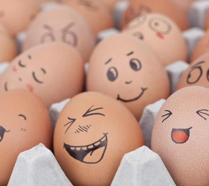 Sevinç dolu yüzleri ile komik yumurta - Keçeli kalemle yumurta boya