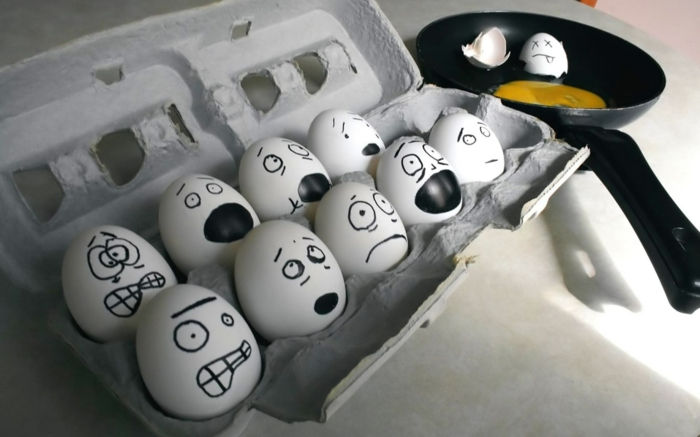 o desânimo dos ovos em uma caixa de ovos quando você vê ovos fritos