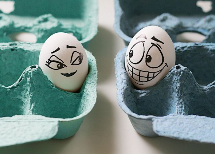 fortell en historie med påskeeggbilder - de to eggene er forelsket