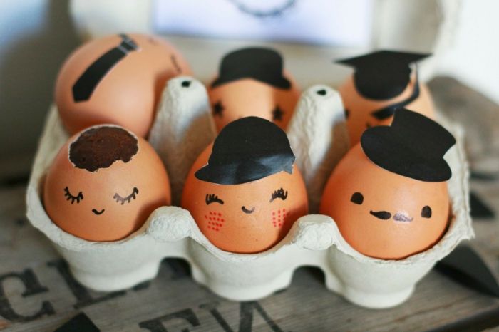Veľkonočné vajcia tváre - šťastné výrazy, rôzne štýly ako mince a klobúky