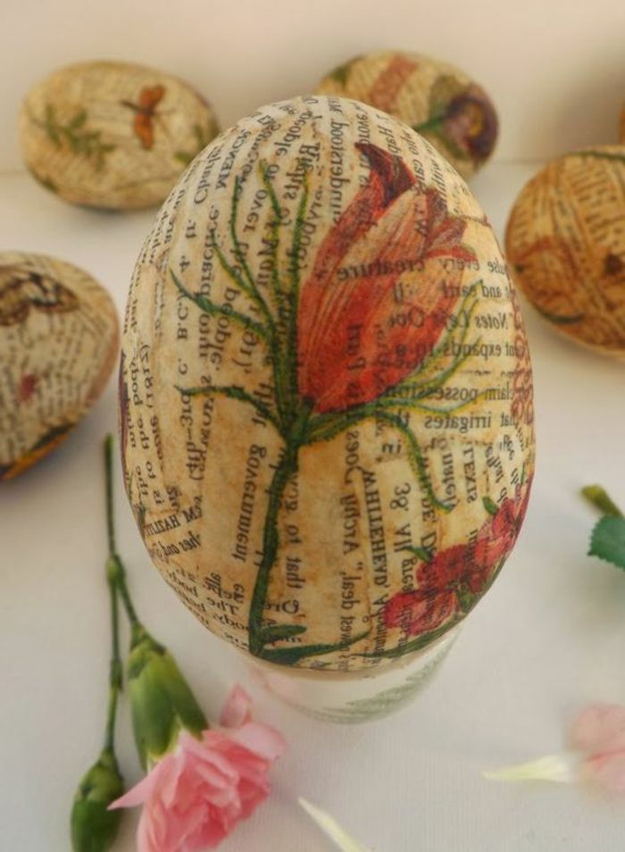 Pokrijte jajce s starim časopisom in na njej natisnite rožo - tehniko prtiček