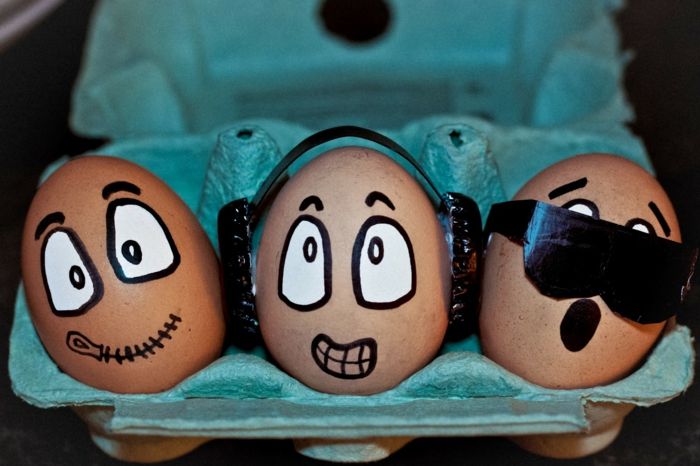 Pintar rostos de ovos de Páscoa com caneta de feltro - os três macacos do budismo