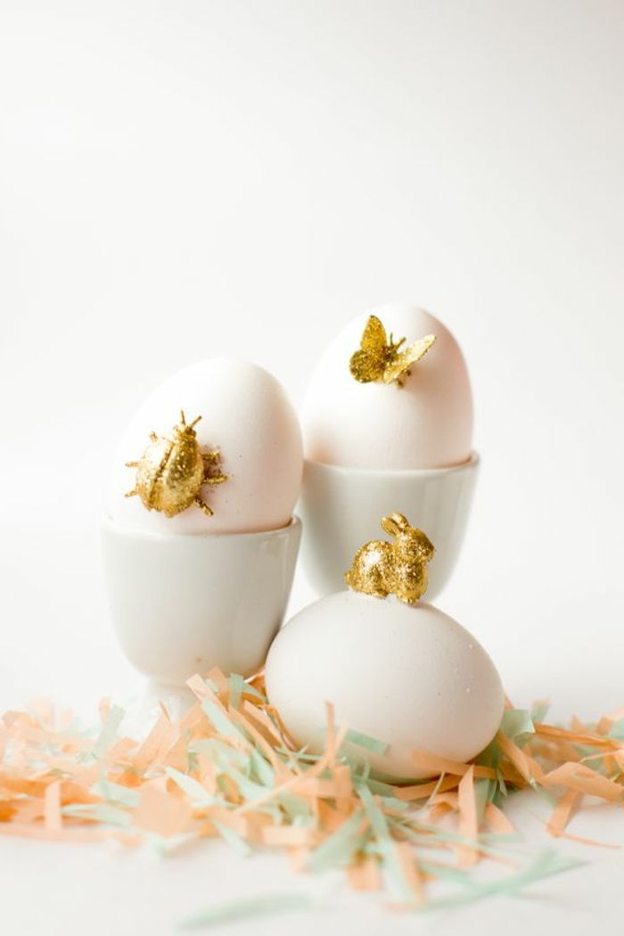 Gyldne dekorasjoner for egg morsomme fra gamle små leker
