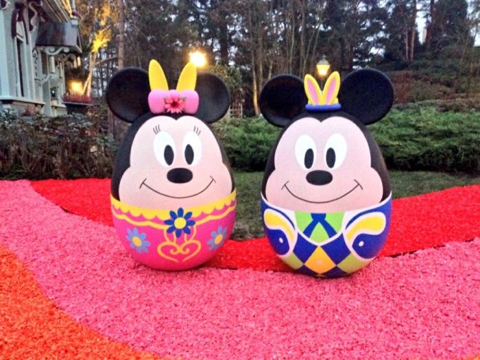 Vajcia v zábavnej v Disneyland - ako mini a myši Miki na Veľkú noc