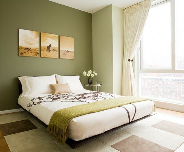 osobliwe łóżko w sypialni z tapetą w kolorze oliwkowym i zielonym