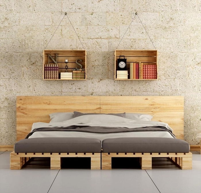 outra idéia para móveis feitos de paletes - uma cama de madeira e duas pequenas prateleiras construídas a partir de paletes antigas, um relógio e muitos pequenos livros