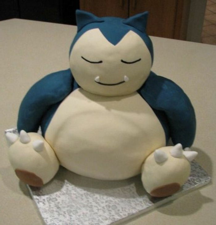 idéia para uma grande torta de pokemon azul para crianças - aqui é uma criatura pokemon azul com uma barriga branca e unhas brancas