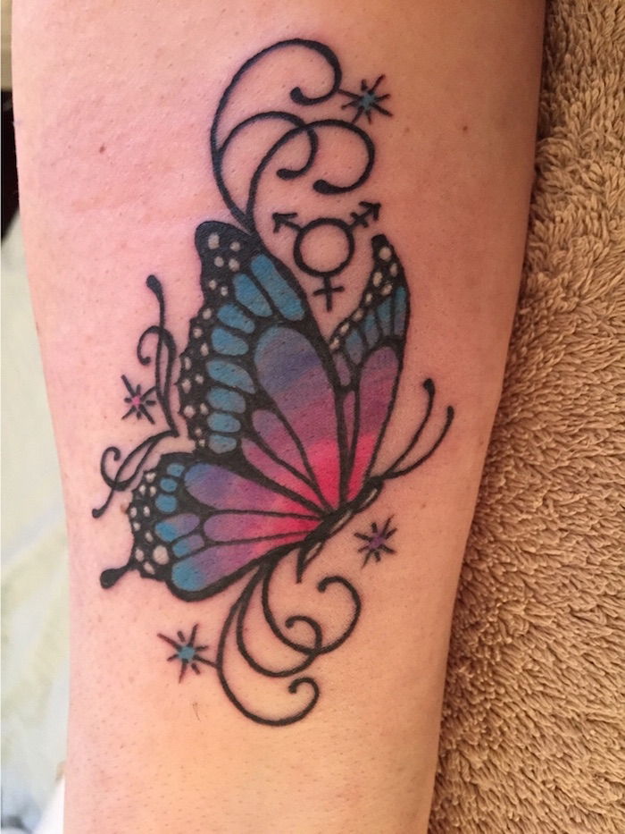 Ďalším skvelým nápadom pre farebné lietajúce tetovanie motýľa s binten krídlami a malými hviezdami