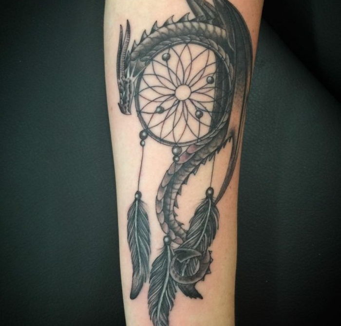 Idėja tatuiruotė ant rankos - čia yra aitvaras ir svajonių gaudytojas su ilgomis juodomis plunksnomis