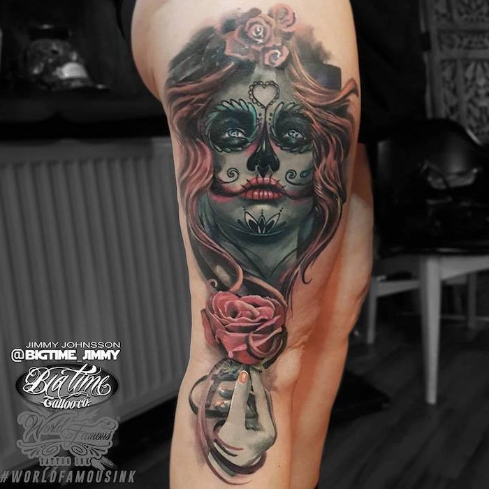 noga z tatuażem la catrina z młodą kobietą o czarnym nosie iz małymi i dużymi różyczkami oraz różowymi ustami
