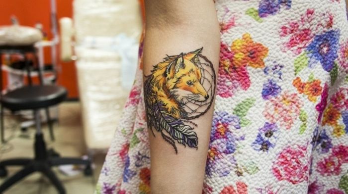 Dabar parodome tatuiruotes moterims su lapė ir svajonių gaudytoju su juodomis plunksnomis
