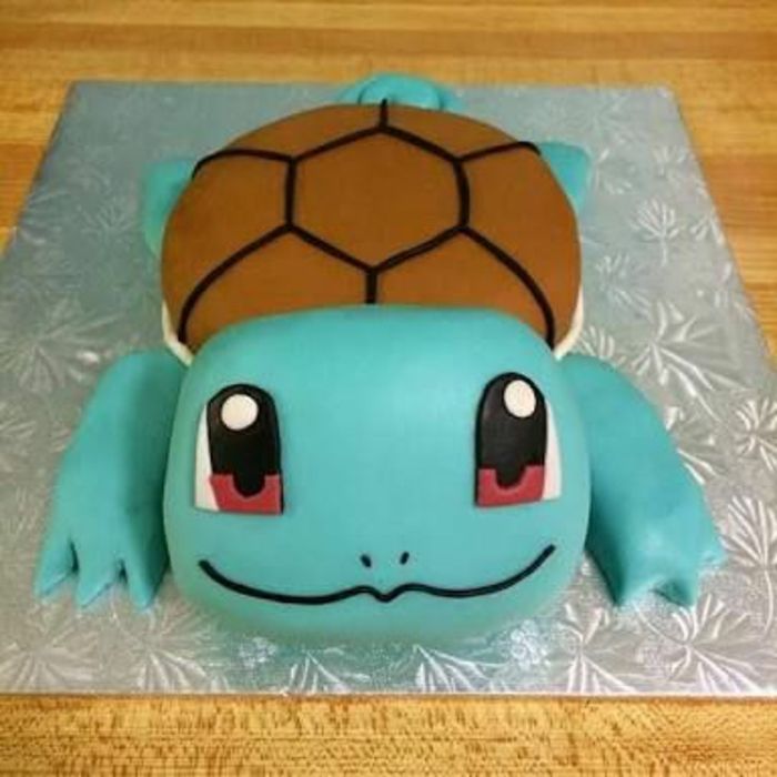 idea per una torta pokemon - ecco una creatura pokemon blu con grandi occhi rossi