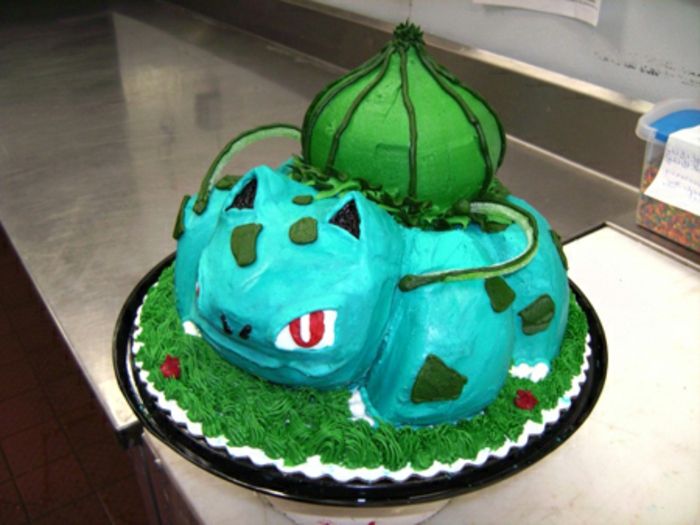 um pokemon zangado azul com olhos vermelhos - outra ideia para uma torta de pokemon azul