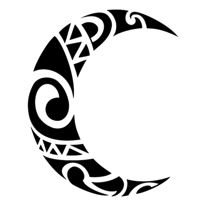 uovo maorie tattoo con una grande mezzaluna nera - significato tatuaggio maori