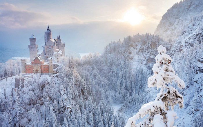 romantiškos žiemos nuotraukos - pilis su bokštais saulėlydyje - miškas su baltomis medelėmis ir sniego