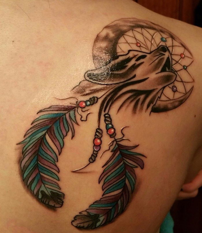 to je odlična ideja za lovilca svatov s tremi črnimi vukami z lunino in dve modri perje - tattoo na ramenskem delu mlade ženske