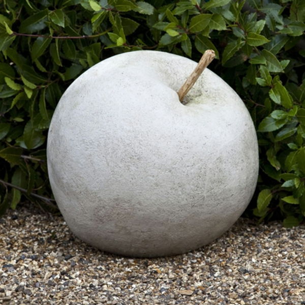 een-interessant-deco-artikel-voor-de-tuin- grote appel gemaakt van steen