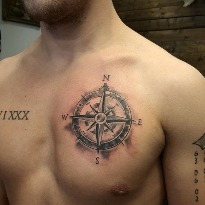 Tukaj vam pokažemo mladega človeka z velikim črnim tetovažem s črnim kompasom - idejo za kompassko tatoo